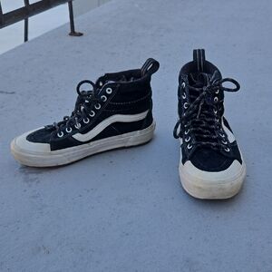 Black Vans HI-SK8 - High-Top Sneakers with White Side Stripe